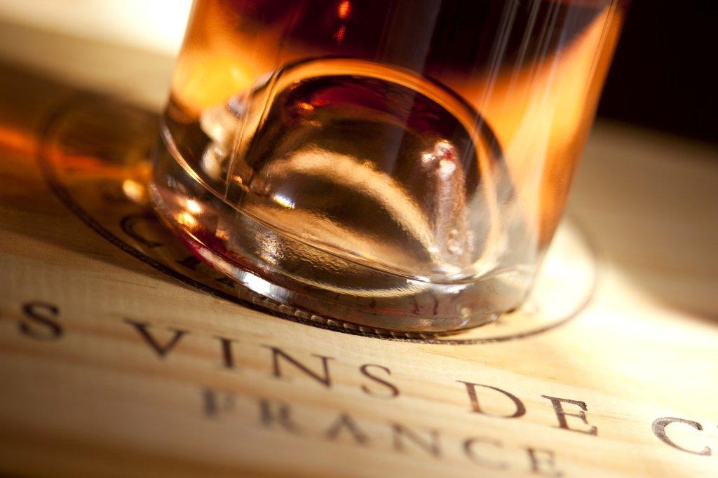 Bouteilles de vins de Bordeaux en caisses bois
