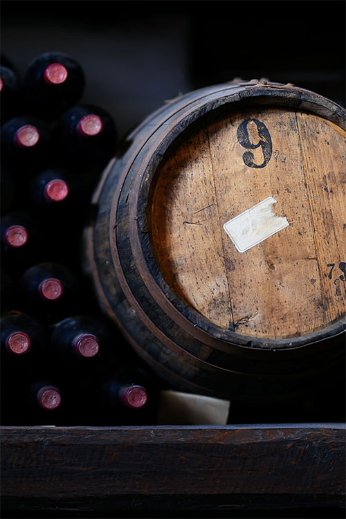 Chai de vins de Bordeaux, stock professionnel d'un grossiste en Gironde